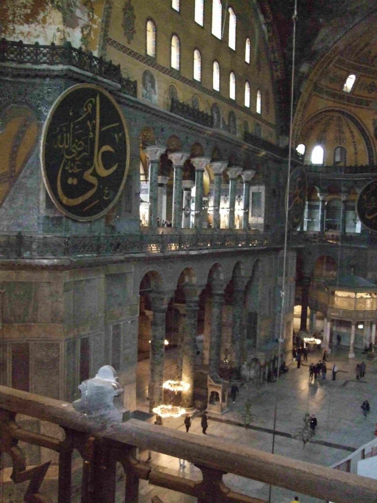 Die Hagia Sophia. 1000 Jahre lang Symbol der christlichen Ostkirche. 1453 eindeutig zur Moschee gemacht. 